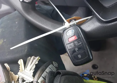 2021 Toyota Sienna Le z USA, uszkodzony, nr VIN 5TDKRKEC6MS046707